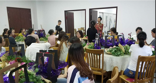 爱体育电子首页开展花艺培训