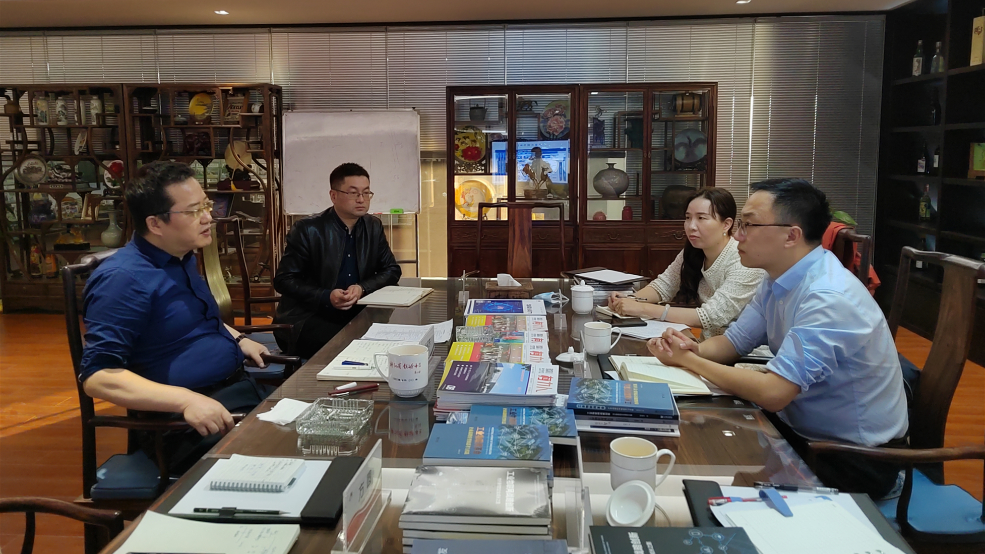 宁波市经济和信息化局副局长、宁波市数字经济局局长王懿栋一行赴爱体育电子首页传感调研