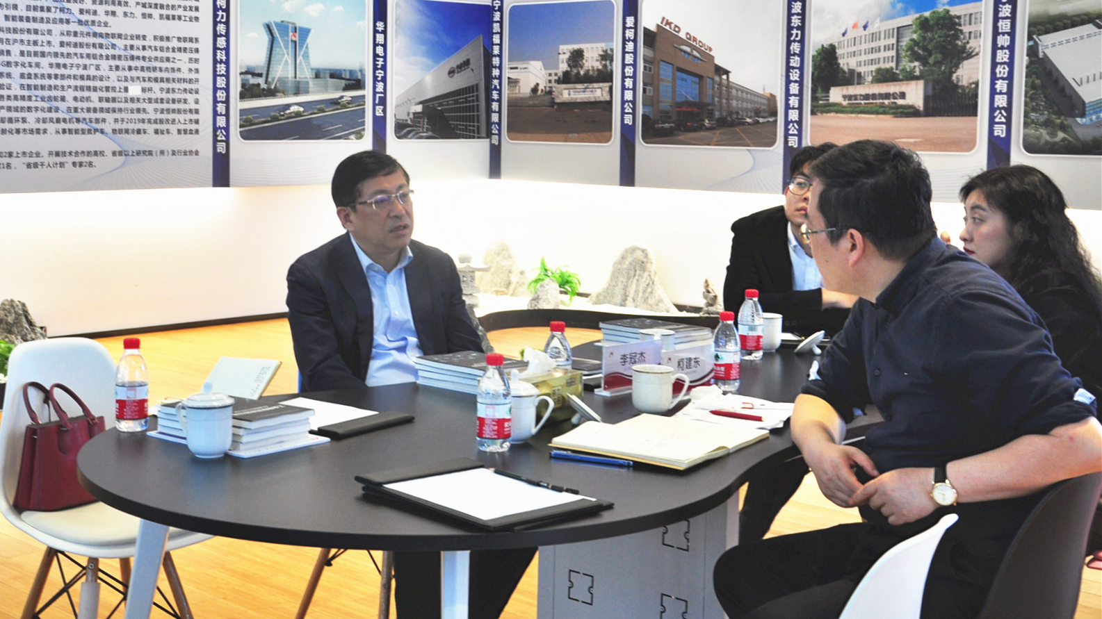 宁波市江北区委副书记、区政法委书记李冠杰一行赴爱体育电子首页传感调研