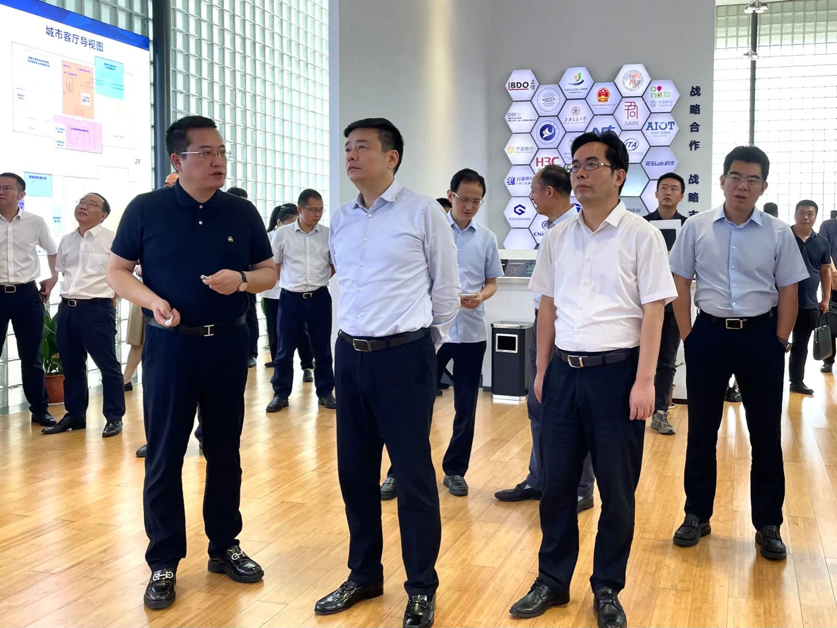 宁波市委副书记、市长汤飞帆一行莅临爱体育电子首页传感考察调研
